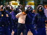 Некоторые участники митинга держат плакаты и лозунги, напоминающие о событиях 1956 года. В толпе мелькают молодые люди в масках. Многие ораторы подчеркивают значение идеи создания "Национального круглого стола" Некоторые участники митинга держат плакаты и лозунги, напоминающие о событиях 1956 года. В толпе мелькают молодые люди в масках. Многие ораторы подчеркивают значение идеи создания "Национального круглого стола"
