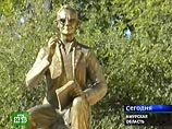 В Амурской области открыт памятник Леониду Гайдаю В Амурской области открыт памятник Леониду Гайдаю