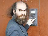 Газета "Комсомольская правда" утверждает, что ей удалось найти место, где он появляется обязательно, наплевав на все меры предосторожности: универсам неподалеку от дома Газета "Комсомольская правда" утверждает, что ей удалось найти место, где он появляется обязательно, наплевав на все меры предосторожности: универсам неподалеку от дома