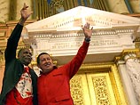 В четверг во время посещения "черного" нью-йоркского района Гарлем, где Уго Чавес принимал участие в мероприятии в рамках программы "Нефть для бедных" он назвал главу американского государства "алкоголиком" и "больным"