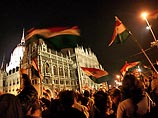 Выступающие продолжали настаивать на уходе в отставку премьер-министра Венгрии Ференца Дюрчаня, обвиняя его правительство во лжи о реальном положении дел в экономике страны