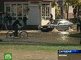 На улице Академика Королева провалился грунт - туда упал автомобиль На улице Академика Королева провалился грунт - туда упал автомобиль