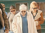 "Мы с мамой и бабушкой вошли в здание колонии около 11 утра. Нас проверили, осмотрели каждую вещь, после чего проводили в комнату для свиданий. Мы сели на диванчике. Вдруг открывается дверь, и заходит папа. Мы были очень счастливы!" "Мы с мамой и бабушкой вошли в здание колонии около 11 утра. Нас проверили, осмотрели каждую вещь, после чего проводили в комнату для свиданий. Мы сели на диванчике. Вдруг открывается дверь, и заходит папа. Мы были очень счастливы!"