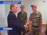 Начальник охраны провел небольшую экскурсию для главы государства. В частности, Путину показали комнату дежурного по связи, спортивный зал, столовую