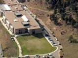 Спецназ США провел операцию в школе "Плат-Каньон", где вооруженный мужчина захватил в заложники школьников. Решение о начале штурма было принято после того, как преступник прекратил переговоры с полицией