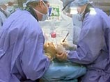 В течение 3-х часового полета над юго-западной частью Франции команда хирургов и анестезиологов успешно удалили кисту из руки 46-летнего добровольца, пристегнутого к операционному столу