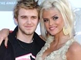Причиной смерти 20-летнего сына звезды журнала Playboy Анны Николь Смит стало смертельное сочетание метадона и двух антидепрессантных препаратов, заявил американский патологоанатом, который проводил вскрытие Причиной смерти 20-летнего сына звезды журнала Playboy Анны Николь Смит стало смертельное сочетание метадона и двух антидепрессантных препаратов, заявил американский патологоанатом, который проводил вскрытие