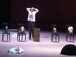 В эпилоге оперы царь Крита выходит на сцену с мешком, где находятся головы Будды, Посейдона, Иисуса и Мухаммеда, которые он затем достает, торжественно показывает публике и кладет на стулья В эпилоге оперы царь Крита выходит на сцену с мешком, где находятся головы Будды, Посейдона, Иисуса и Мухаммеда, которые он затем достает, торжественно показывает публике и кладет на стулья
