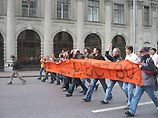 Противники призыва в армию смогли провести шествие вопреки запрету властей Москвы Противники призыва в армию смогли провести шествие вопреки запрету властей Москвы