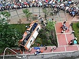В Китае переполненный автобус рухнул в реку: 30 человек погибли