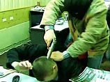 Как сообщили в четверг "Интерфаксу" в правоохранительных органах столицы, по данным следствия, двое неизвестных вошли в офис в доме 26 по Мясницкой улице, арендованный безработным, и, угрожая пистолетом и автоматом, похитили деньги Как сообщили в четверг "Интерфаксу" в правоохранительных органах столицы, по данным следствия, двое неизвестных вошли в офис в доме 26 по Мясницкой улице, арендованный безработным, и, угрожая пистолетом и автоматом, похитили деньги