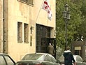 По данным радиостанции "Эхо Москвы", милиционеры проверяют документы у граждан Грузии, выходящих из грузинского посольства в Москве