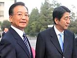 Премьер Госсовета КНР Вэнь Цзябао и премьер-министр Японии Синдзо Абэ, прибывший в воскресенье с визитом в Пекин, провели официальную встречу