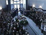 На Троекуровское кладбище Москвы проститься с Анной Политковской пришли сотни людей