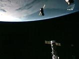 Перед этим экипаж провел герметизацию переходного отсека и выравнял давление воздуха Перед этим экипаж провел герметизацию переходного отсека и выравнял давление воздуха
