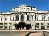 В Петербурге перед театральным спектаклем зрителям раздавали антипутинские листовки В Петербурге перед театральным спектаклем зрителям раздавали антипутинские листовки