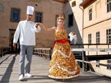 На Украине итальянский пекарь сделал из пирожных платье своей невесте
