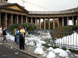 Площадь в центре Петербурга скрылась в пене из фонтана (ФОТО)