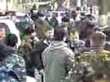 На ней человек, похожий на Рамзана Кадырова, руководит группой людей в камуфляже, которые похищают человека у рынка, возможно в Грозном, но не исключено - и в Гудермесе На ней человек, похожий на Рамзана Кадырова, руководит группой людей в камуфляже, которые похищают человека у рынка, возможно в Грозном, но не исключено - и в Гудермесе