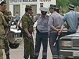 Ингушские милиционеры растоптали портреты Анны Политковской Ингушские милиционеры растоптали портреты Анны Политковской