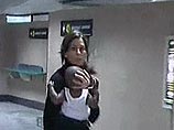 Усыновленный Мадонной годовалый мальчик из Малави прибыл в Лондон Усыновленный Мадонной годовалый мальчик из Малави прибыл в Лондон