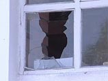 Неустановленные лица попытались проникнуть в здание общины, была выломана оконная металлическая решетка, кирпичом разбито стекло