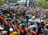 Аргентинские телеканалы в прямом эфире показали, как несколько сотен человек попытались прорваться на территорию усадьбы в городке Сан-Висенте в 60 км от столицы страны Буэнос-Айреса