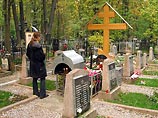 Мэр Лужков распорядился хоронить москвичей на престижных кладбищах бесплатно и через "одно окно"
Мэр Лужков распорядился хоронить москвичей на престижных кладбищах бесплатно и через "одно окно"