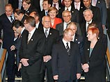 Президент России Владимир Путин и 27 лидеров стран-членов и кандидатов ЕС в пятинцу вечером завершили более чем двухчасовую дискуссию, во время которой обсудили вопросы стратегического партнерства и энергетики Президент России Владимир Путин и 27 лидеров стран-членов и кандидатов ЕС в пятинцу вечером завершили более чем двухчасовую дискуссию, во время которой обсудили вопросы стратегического партнерства и энергетики