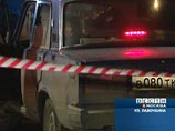 Водитель был убит на месте, а пассажир - тяжело ранен в грудь и живот. Пострадавший был госпитализирован Водитель был убит на месте, а пассажир - тяжело ранен в грудь и живот. Пострадавший был госпитализирован