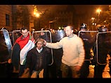 Полицейские готовятся охранять порядок на площади - там уже огородили места, на которых сторонники оппозиции могут продолжать свои митинги Полицейские готовятся охранять порядок на площади - там уже огородили места, на которых сторонники оппозиции могут продолжать свои митинги