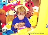 В США 3-хлетний мальчик, польстившись на призы, залез в игровой автомат