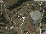 На фотографии ранчо техасского президента, полученной с помощью Google Earth, видно огороженную территорию с двумя домами и, судя по всему, расположенным на улице бассейном