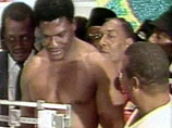 Кстати, он был последним боксером, побеждавшим легендарного Мохаммеда Али в 1981 году