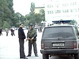 По другой версии, которую поддерживает большая часть населения города, в похищениях виноваты чеченские силовые структуры, проводящие спецоперации на границе двух республик По другой версии, которую поддерживает большая часть населения города, в похищениях виноваты чеченские силовые структуры, проводящие спецоперации на границе двух республик