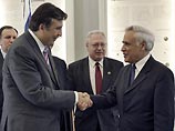 Между тем Саакашвили продолжает "возводить мосты" между Израилем и Грузией. В ходе своего визита в Израиль президент Грузии встретится не только с премьер-министром Израиля Эхудом Ольмертом, но и с вице-премьером Шимоном Пересом