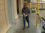 Трость имеет минилокатор в рукоятке. От передатчика идёт ультразвуковая волна, которая, отражаясь от препятствий, возвращается обратно Трость имеет минилокатор в рукоятке. От передатчика идёт ультразвуковая волна, которая, отражаясь от препятствий, возвращается обратно