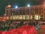 В самом Бишкеке оппозиции удалось "закрепиться" на площади перед парламентом: там помимо 80 маленьких двухместных палаток появилось около полусотни больших красных и три юрты