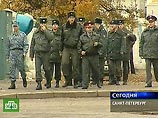Уже в 9 часов площадь у дома культуры была оцеплена питерским ОМОНом, а автобусы, предназначавшиеся для будущих задержанных были припаркованы в соседних улицах и переулках Уже в 9 часов площадь у дома культуры была оцеплена питерским ОМОНом, а автобусы, предназначавшиеся для будущих задержанных были припаркованы в соседних улицах и переулках