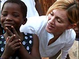 Работа в африканской стране Малави, где она сейчас создает центры по спасению сирот и куда привозит медикаменты и продовольствие - это только начало
