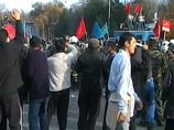 Митинг оппозиционного движения "За реформы!" на центральной площади в Бишкеке оцеплен двойным кольцом солдат внутренних войск МВД Киргизии Митинг оппозиционного движения "За реформы!" на центральной площади в Бишкеке оцеплен двойным кольцом солдат внутренних войск МВД Киргизии