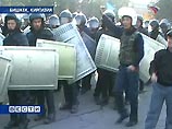 Во вторник на противоположной площади собрались сторонники власти и потребовали роспуска парламента Во вторник на противоположной площади собрались сторонники власти и потребовали роспуска парламента