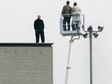 Немецкий педофил Марио М., который обвиняется в похищении и изнасиловании 13-летней девочки, сбежал от охраны и взобрался на крышу четырехэтажной тюрьмы в Дрездене