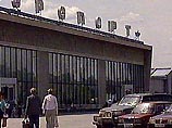 Пограничники задержали в екатеринбургском аэропорту "Кольцово" четырех представителей ОБСЕ, которые летели из Душанбе, где в качестве международных наблюдателей осуществляли мониторинг выборов президента Таджикистана