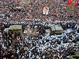 В Турции десятки тысяч жителей в субботу проводили в последний путь бывшего премьер-министра Бюлента Эджевита