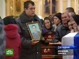 Траур в Мордовии - проститься с убитыми в Чечне омоновцами пришли тысячи людей Траур в Мордовии - проститься с убитыми в Чечне омоновцами пришли тысячи людей