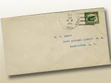Эта марка была выпущена в США в 1918 году в честь первого в стране воздушного почтового рейса. Однако по ошибке самолет оказался на марке вверх ногами