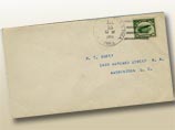 Эта марка была выпущена в США в 1918 году в честь первого в стране воздушного почтового рейса. Однако по ошибке самолет оказался на марке вверх ногами Эта марка была выпущена в США в 1918 году в честь первого в стране воздушного почтового рейса. Однако по ошибке самолет оказался на марке вверх ногами