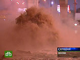 На ападе Москвы, в 1-м Сетуньском проезде, вечером в понедельник прорвало канализационную трубу. На месте ЧП бьет фонтан высотой до двух метров и диаметров в три метра