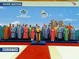резидент России Владимир Путин и другие лидеры стран АТЭС предстали сегодня в традиционных вьетнамских шелковых костюмах "аозай" на церемонии оглашения итоговой "Ханойской декларации"